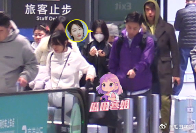 周冬雨好爱聚会下飞机后，周冬雨走路时也一直低着头玩手机，这风格颇有女精英的架势。