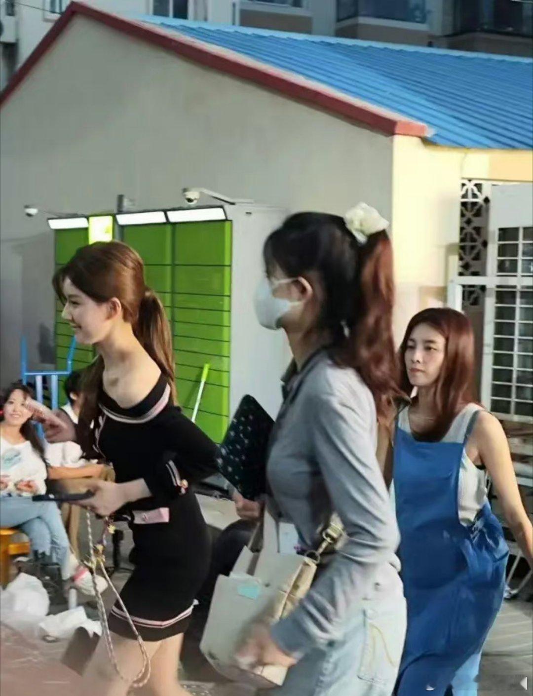 感觉赵露思新剧的剧组资源真的是很不错 造型方面一定做了很大的投资吧，如果播出的时