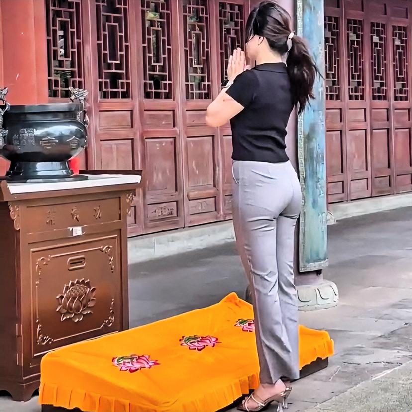 有钱有势有成就，
若无健康终成空。
纵有金山一张嘴，
富甲天下三餐同。
莫求财帛