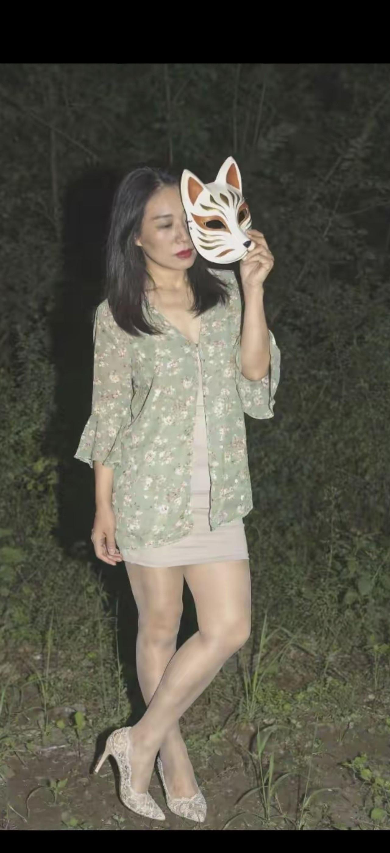 夜色笼罩，月影掩映。