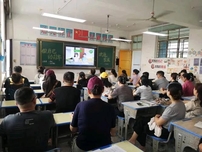 昨天孩子开家长会，老师一番话差点把我说哭了！
说实话，做为家长咱确实有些不太称职