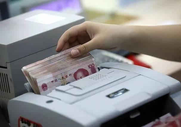央行刚出的数：纯银行存款超过100万的家庭，全国49.4万户。
 
什么概念？1