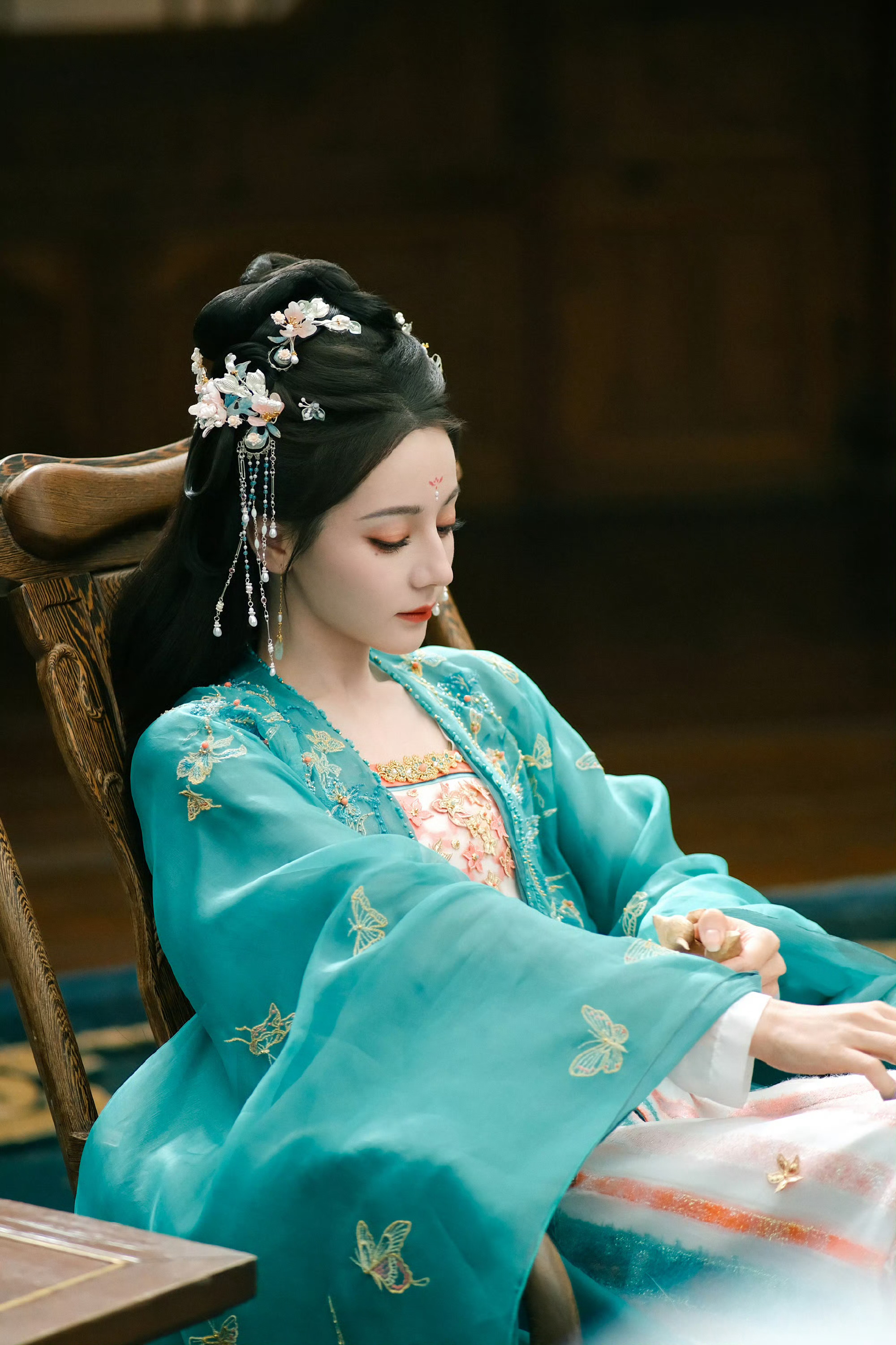 段胥公开与四百岁女友恋情热巴演活400岁鬼王贺思慕，美貌演技双封神！轻松切换鬼王