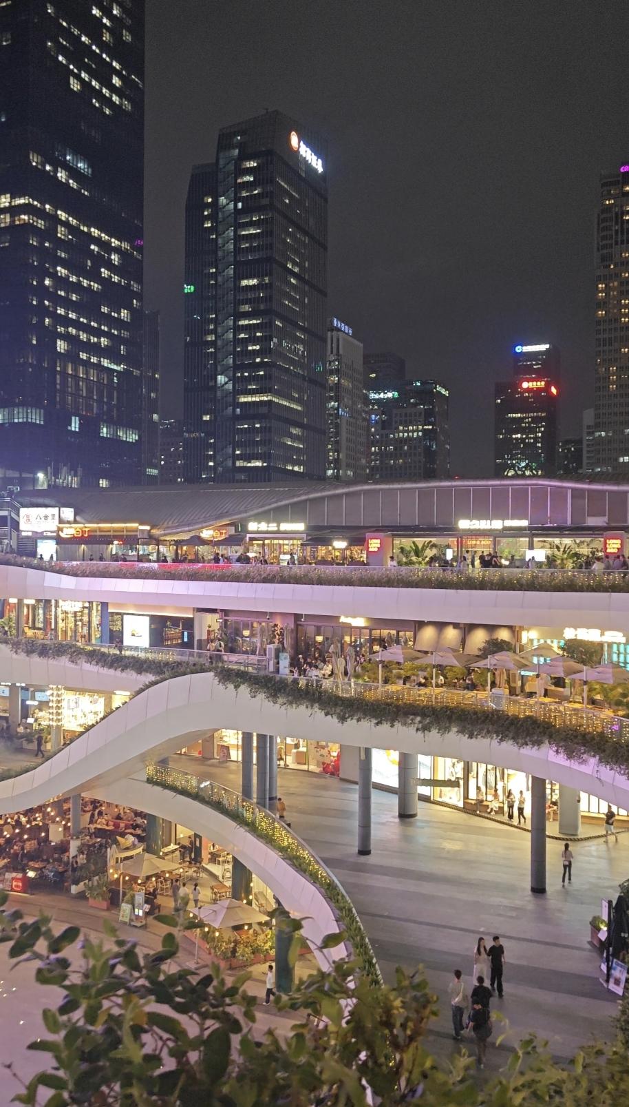 它是中国第一家公园型综合体，位于深圳C BD核心地块。如果要评选深圳夜景最美的综