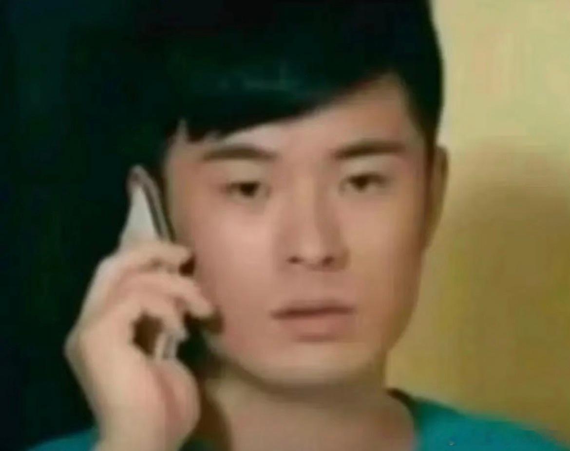 这个胳膊肘离肚脐差那么远，腰也的确够长了，再退不是退出宿舍是要变成射手座了 怀疑