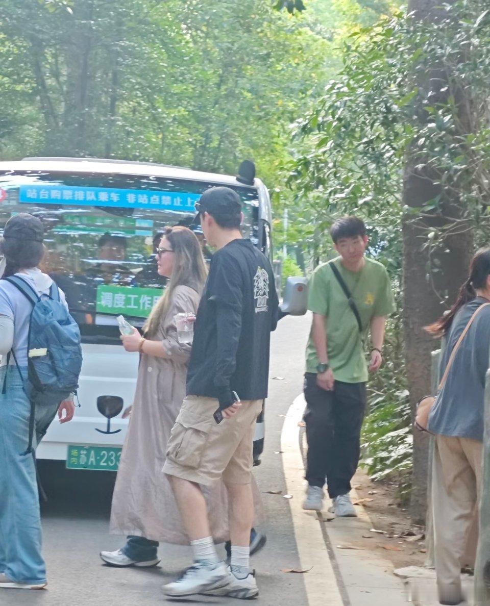 红山动物园偶遇胡歌全南京都在偶遇胡歌胡歌去红山动物园啦！感觉全南京都在偶遇胡歌！