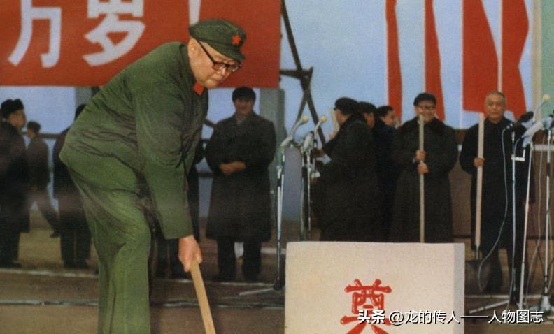 叶剑英在毛主席纪念堂奠基仪式上，亲手为花岗岩基石执锹培土。