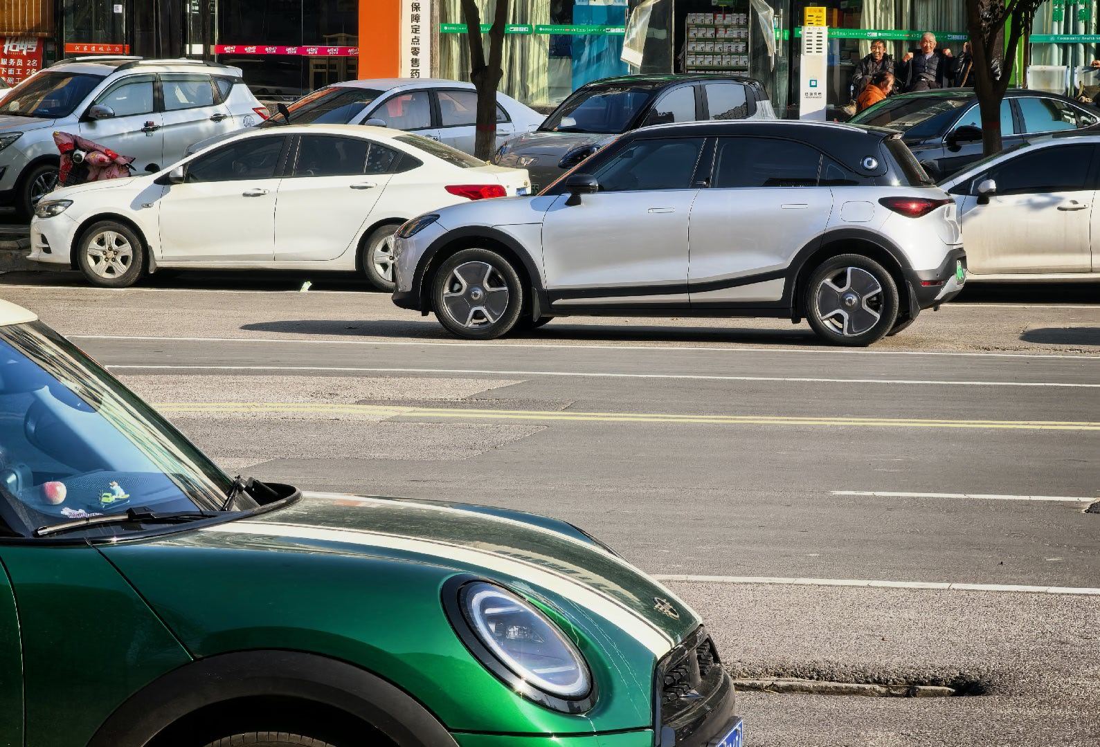 好巧，今天拍到了MINI和smart精灵1号同框。全新的MINI真的太可爱太好看