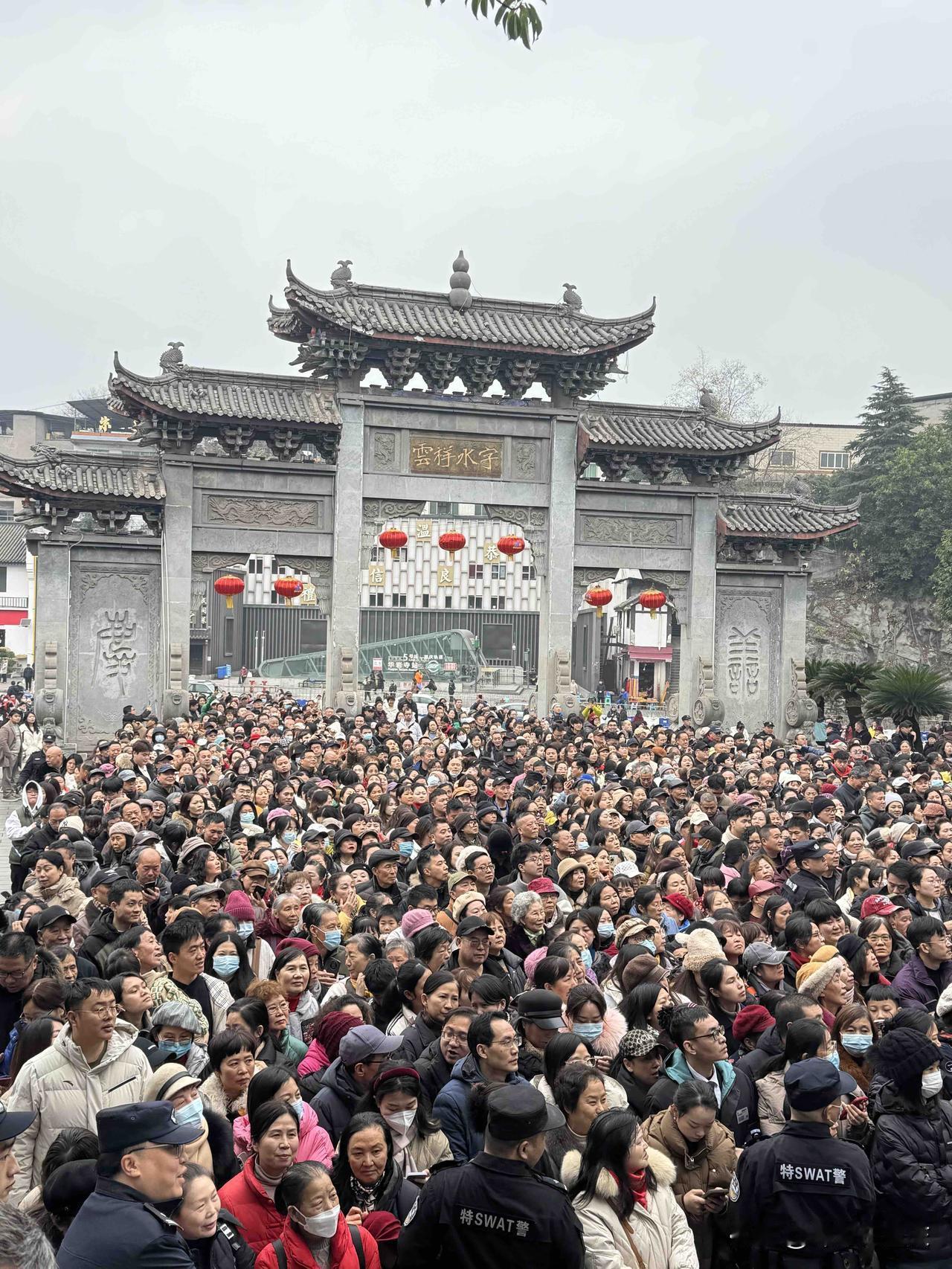 重庆华岩寺腊八节施粥在重庆火爆了，今天现场万人排队，摩肩接踵，人山人海，热闹程度