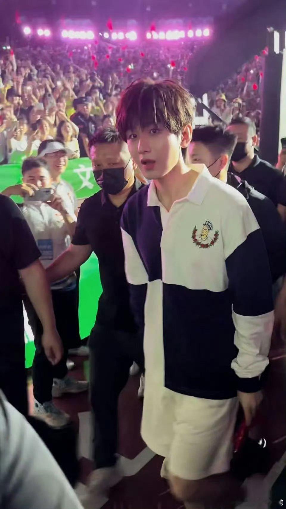 成毅生图就是男大啊 谁赞同谁反对[泪][泪][泪]好嫩的ee ​​​