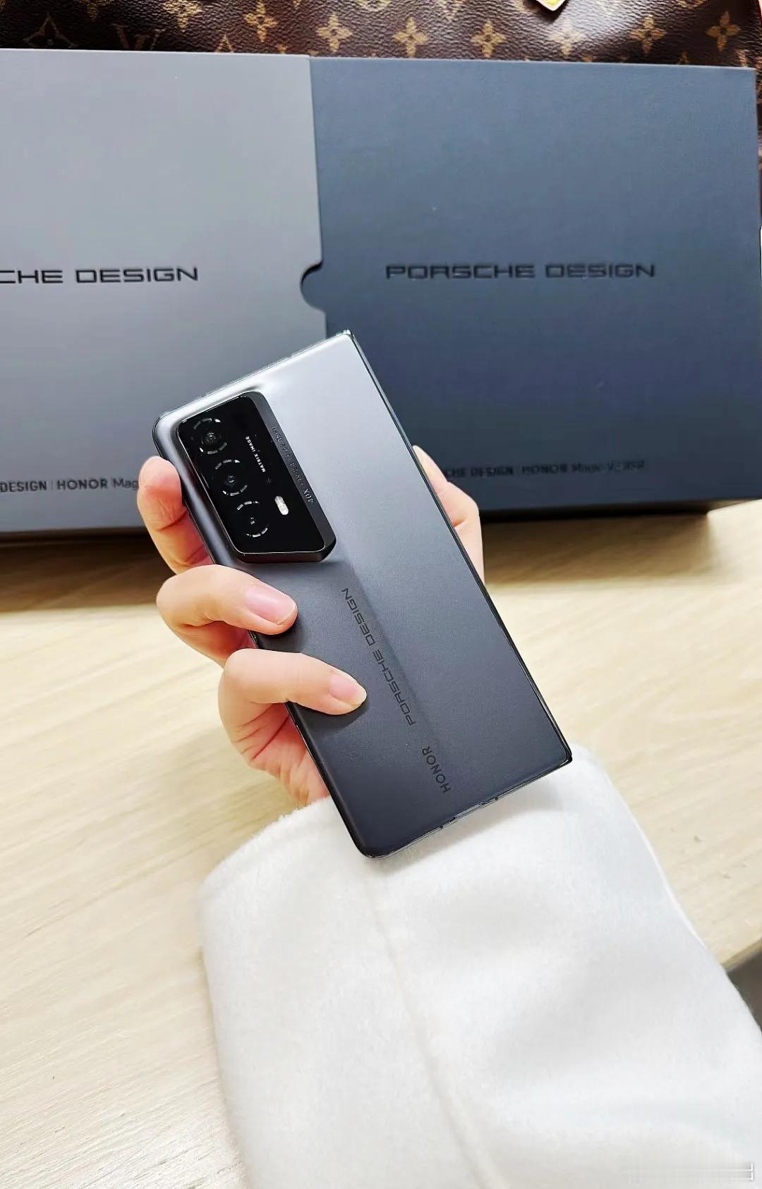 荣耀MagicV2 RSR外观确实帅[尬笑]