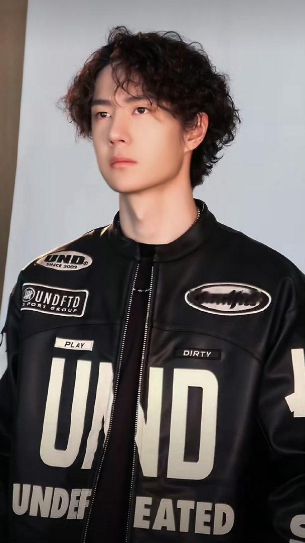 王一博黑色赛车服造型 黑色赛车服造型帅我一脸！又拽又飒气场全开，驰骋赛道时鲜活热