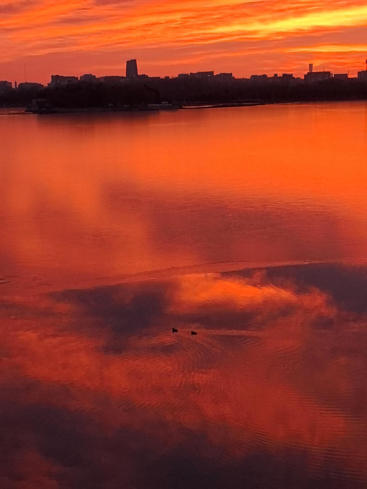 火红的朝霞映红了半边天治愈系风景 清晨第一缕阳光 满天 见者好运 朝霞