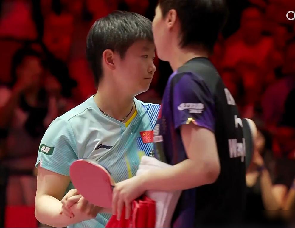 孙颖莎又拿一冠，新加坡大满贯，4-2。王曼昱这次离冠军只差一个赛点，可结果呢，还