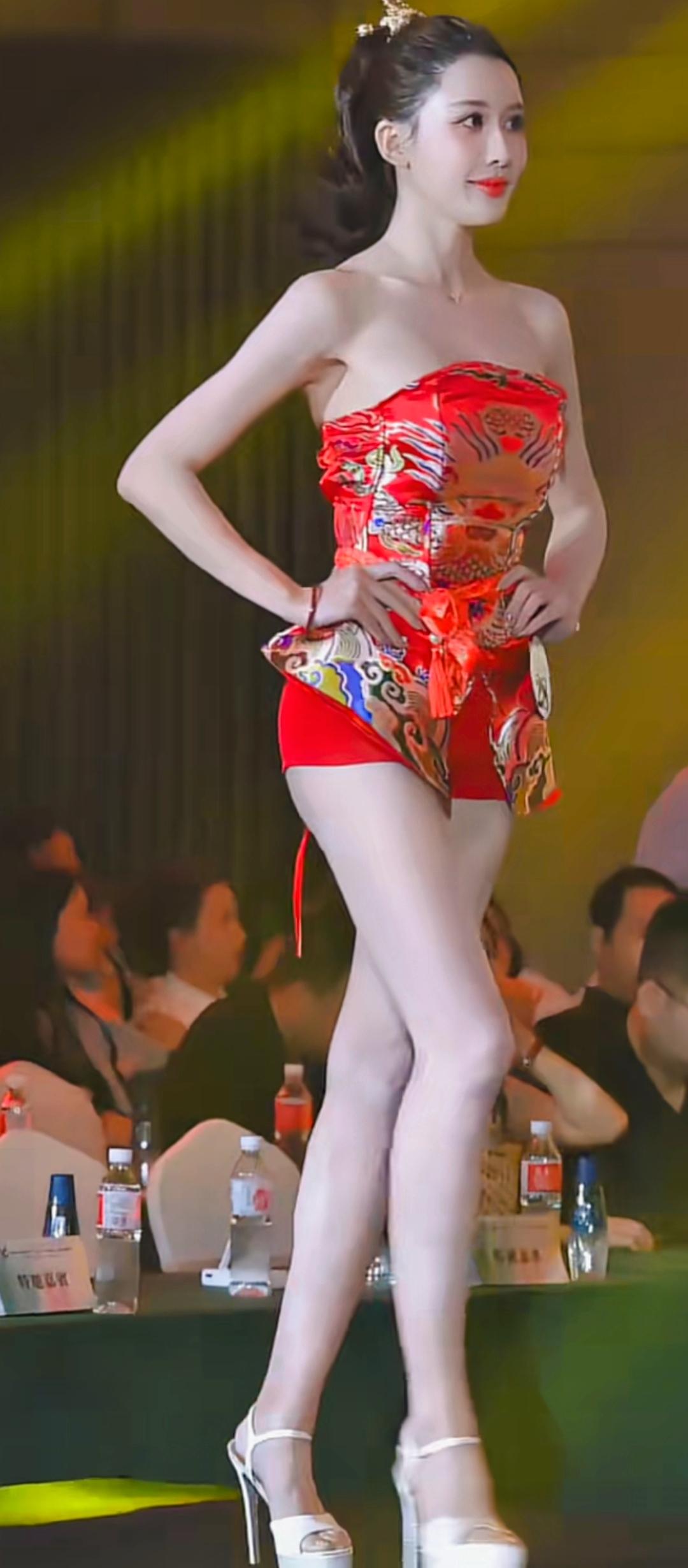 惊艳的舞台走秀，红衣少女惊艳全场！