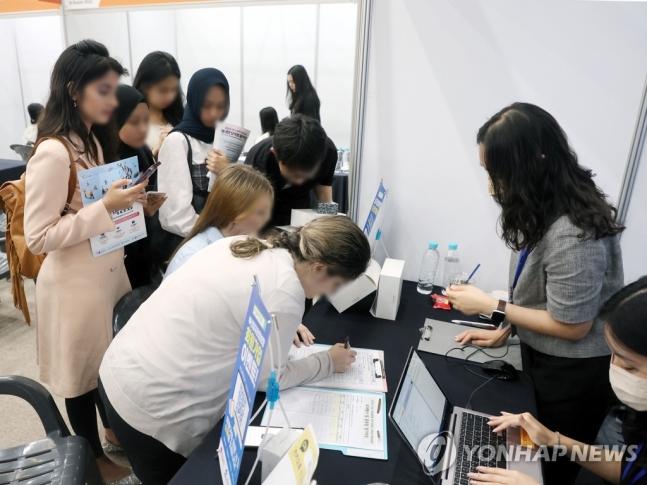【韩国教育部降低外国留学生门槛，鼓励留学生在韩定居就业】

韩国政府为了提高韩国