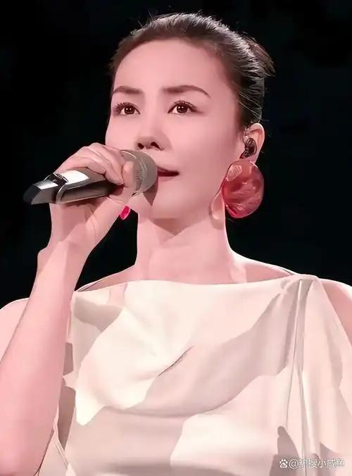 她身价百亿，被人称歌坛天后，穿500万裙子，戴800万的项链，坐拥帝都8套亿万豪