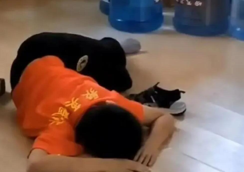 青岛发生的一个8岁男孩被教练打死，本来就是一个悲剧，给学校和家长都带来无限的伤痛