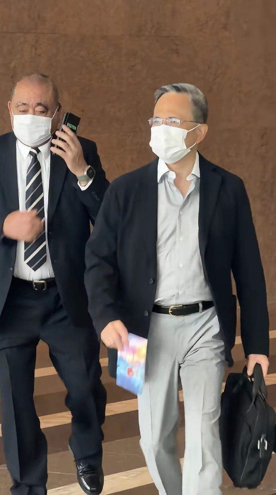 李嘉诚长子李泽钜在中国香港街头被偶，61岁的他头发全白看着挺老了，但身材苗条精气