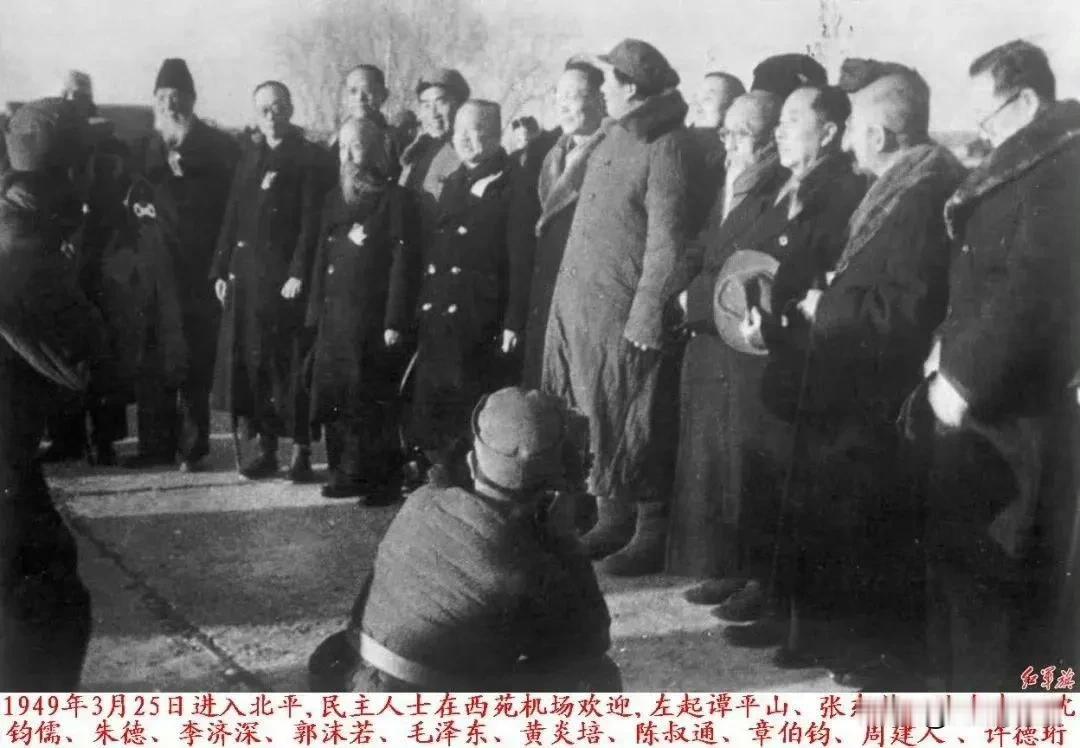 看这张照片是1949年3月25日，毛泽东主席等中共中央领导人进驻北平的历史性时刻