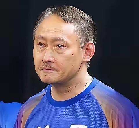 刚去查了张本宇的底。有些话憋了挺久。原来当年他全家改国籍，真不全是为了钱，更多是