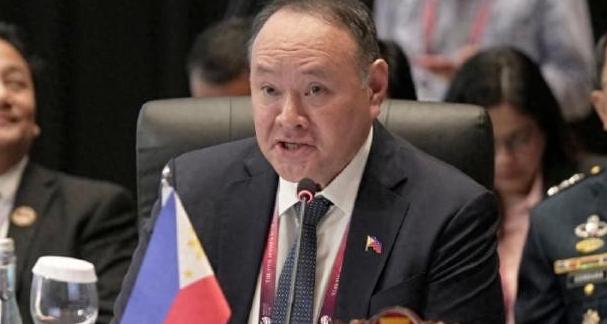 菲律宾警告中国：如果中国还在黄岩岛附近驻扎解放军的话，菲律宾就会联合周边的国家一