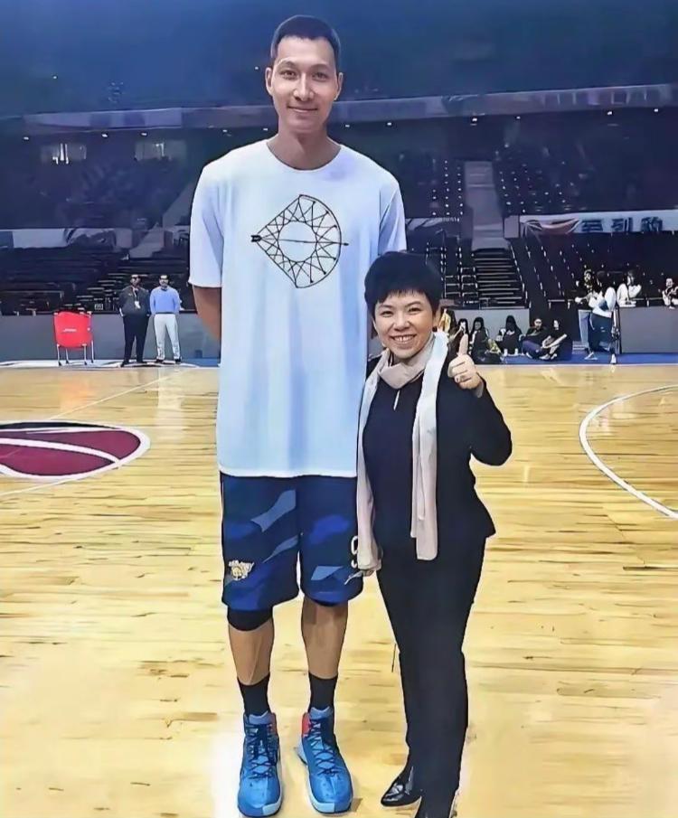 易建联、邓亚萍的留影