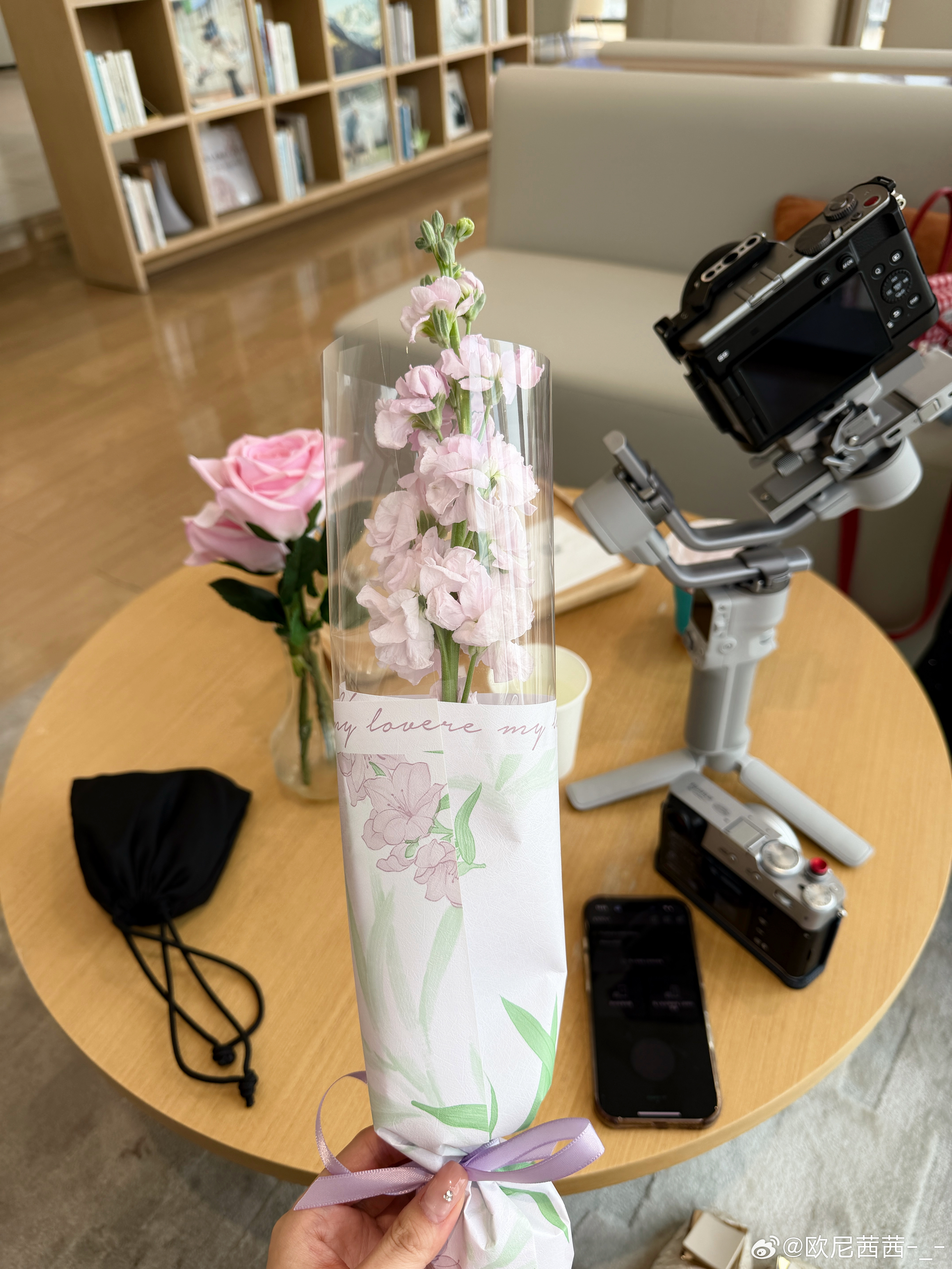 世界充满了善意啊图二是红豆沙太冰了，服务员给我用开水热一下哈哈哈哈哈好可爱。欧尼