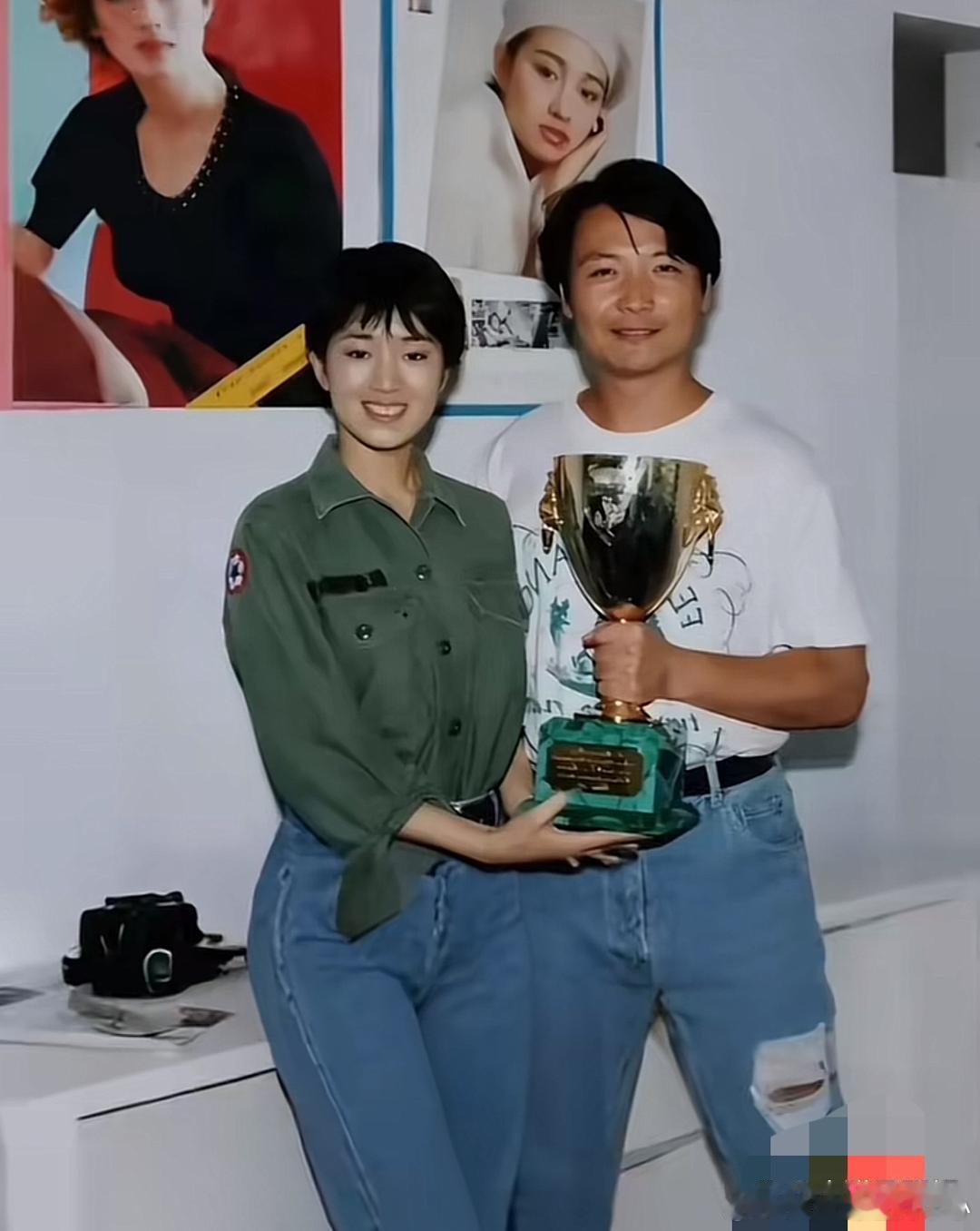 17岁巩俐和启蒙老师的合影。 