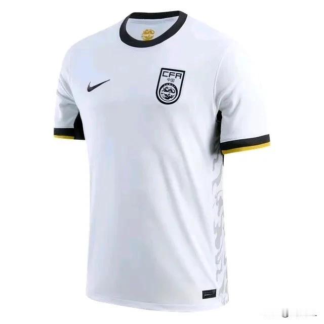 对比来看，国足新客场战袍比主场的更显大气，德国队既视感，更具有强队风范！
  6