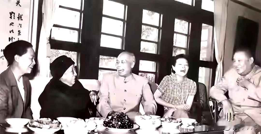 1965年，何香凝在家中设宴，款待刚从美国归国不久的李宗仁夫妇 ​​​。
