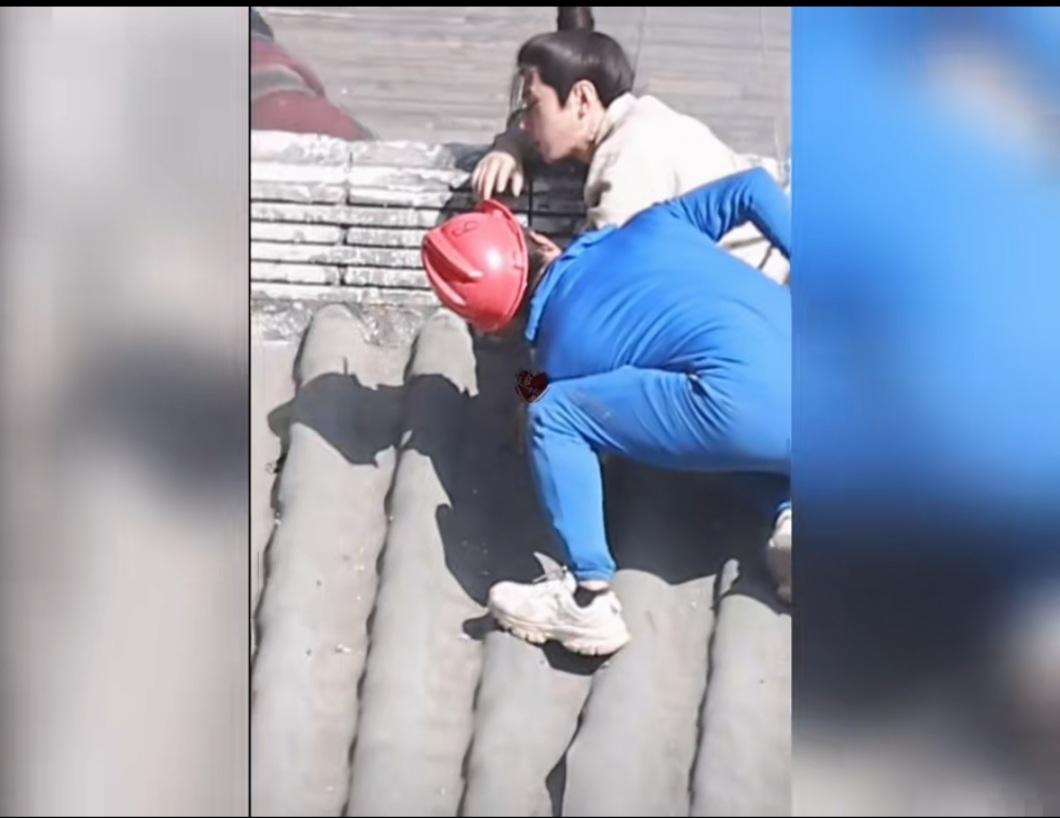 后脑勺着地，确实挺危险，
虽然他们是吃这碗饭的，
但是各行各业都应该做好防范措施