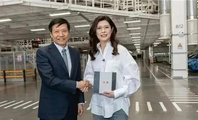 12日，郑丽文1最后一个行程是前往北京小米汽车工厂参访，雷军亲自接待，并赠送郑丽