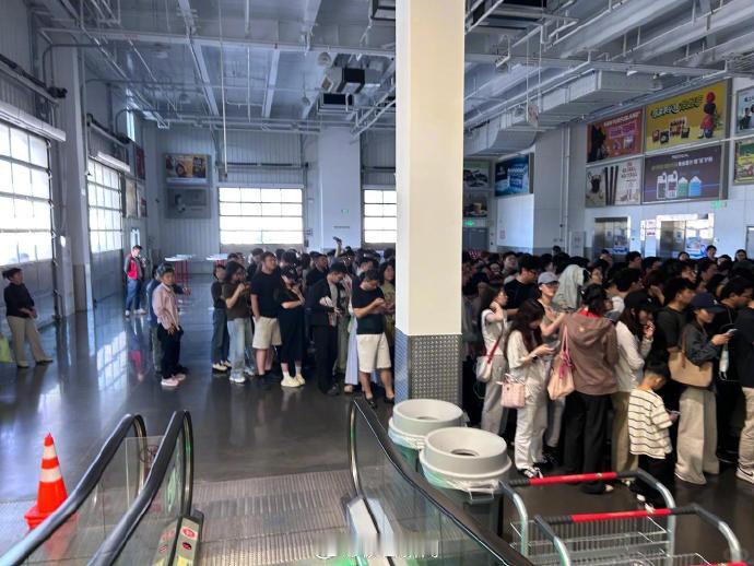 店员回应降价iPhone17被疯抢 所以iPhone的原罪还是贵……你看一降价，