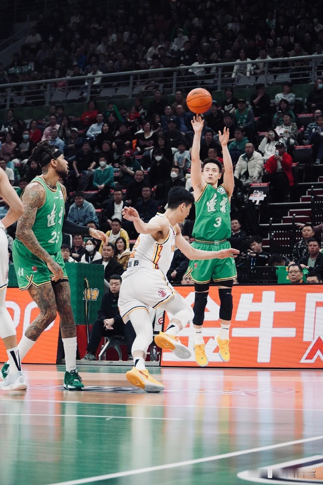 有球迷问，怎么看今晚的辽晋大战？我认为，辽宁与山西的比赛，谁输谁赢不重要，毕竟辽