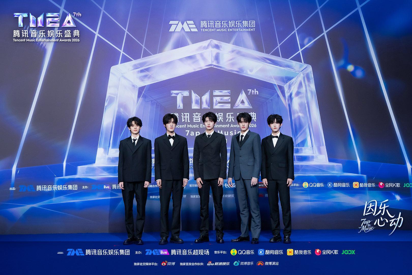 第七届腾讯音乐娱乐盛典TOP登陆少年官方出图，身穿Prada特别定制西装，佩戴同