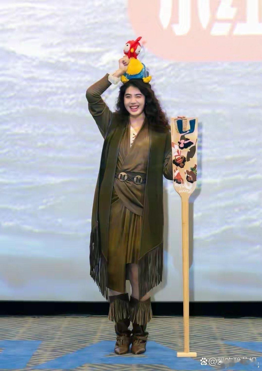 张雨霏简直是莫阿娜本娜啊！一头微卷发甜美可人，笑起来好治愈！ 