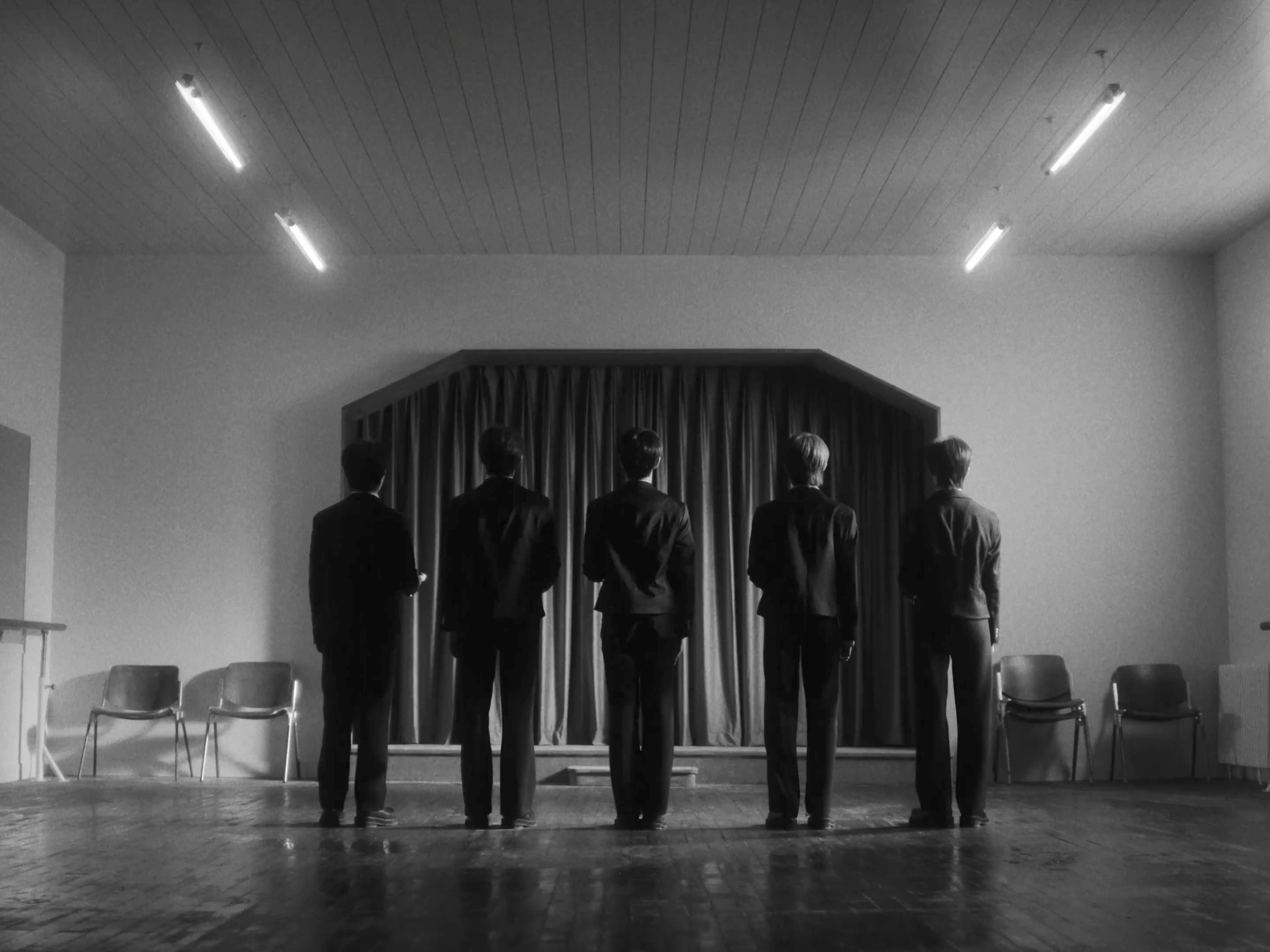 MV开头黑白那一段跟参加葬礼似得