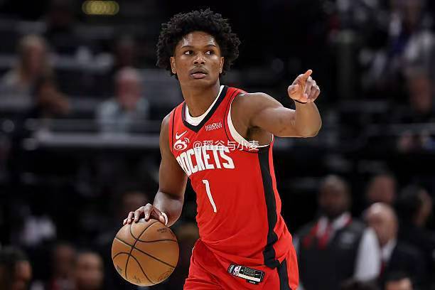 其实火箭真的应该想办法减少阿门在进攻端的戏份。那么好的扫荡型防守者，完全有能力在