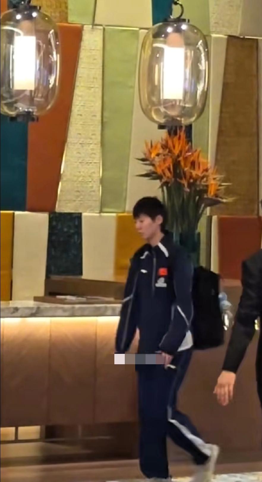 曼昱出征！今晚澳门世界杯赛1/4决赛，等你凯旋✨
 
刷到曼昱出发的路透，瞬间破