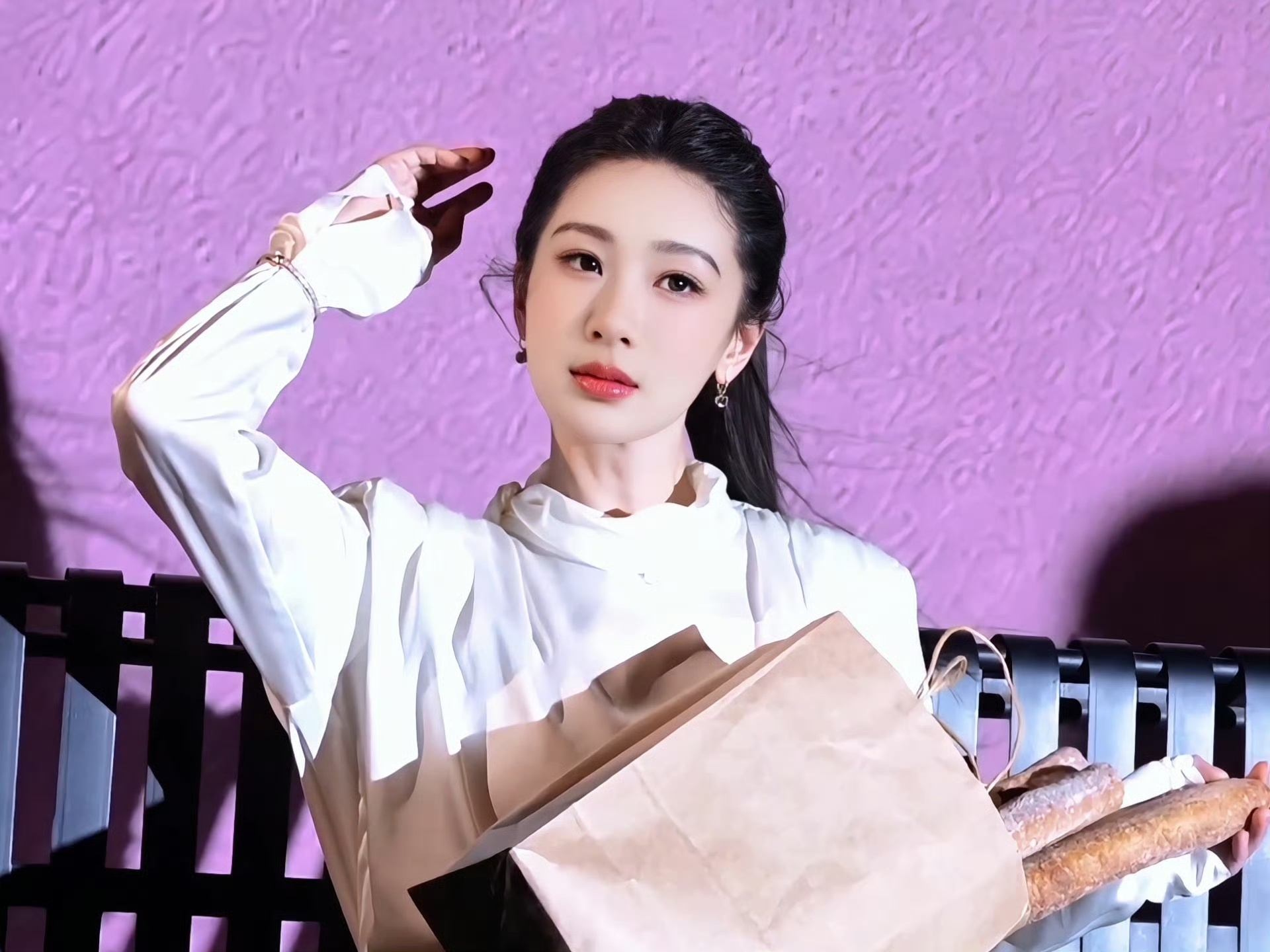 想咬你一口，尝尝你到底是什么做的，居然这么可爱你的眼里装着星星，我从未见过的山河