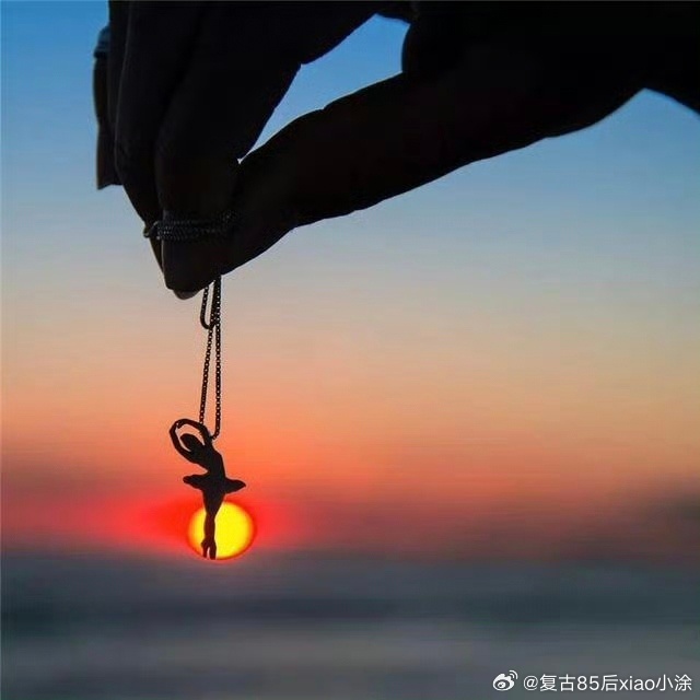 一条plog告别七月七月的最后一页被晚风轻轻合上，蝉鸣声里还黏着未晒干的遗憾。那