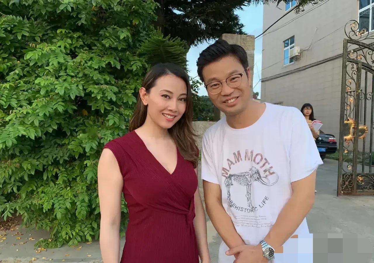 王迅旁边女士是谁？气质非常好