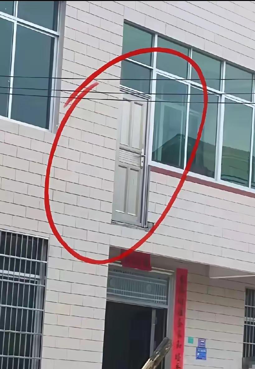 一个网友问
二楼为啥装一个这样的门？
是个逃生门吗，
见多识广的朋友回答一下