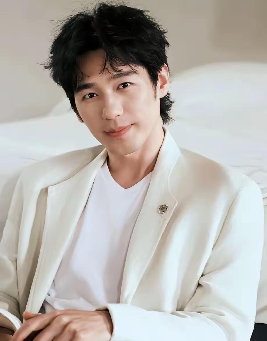 扒开流量的皮，我才看懂资本为什么死磕白宇。
答案就两个字：稀缺。
他不是靠脸，也