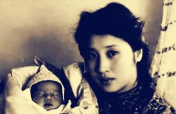 1935年，张灵甫回家后对妻子说：我想吃饺子。妻子听后赶忙去割韭菜，岂料，就在妻