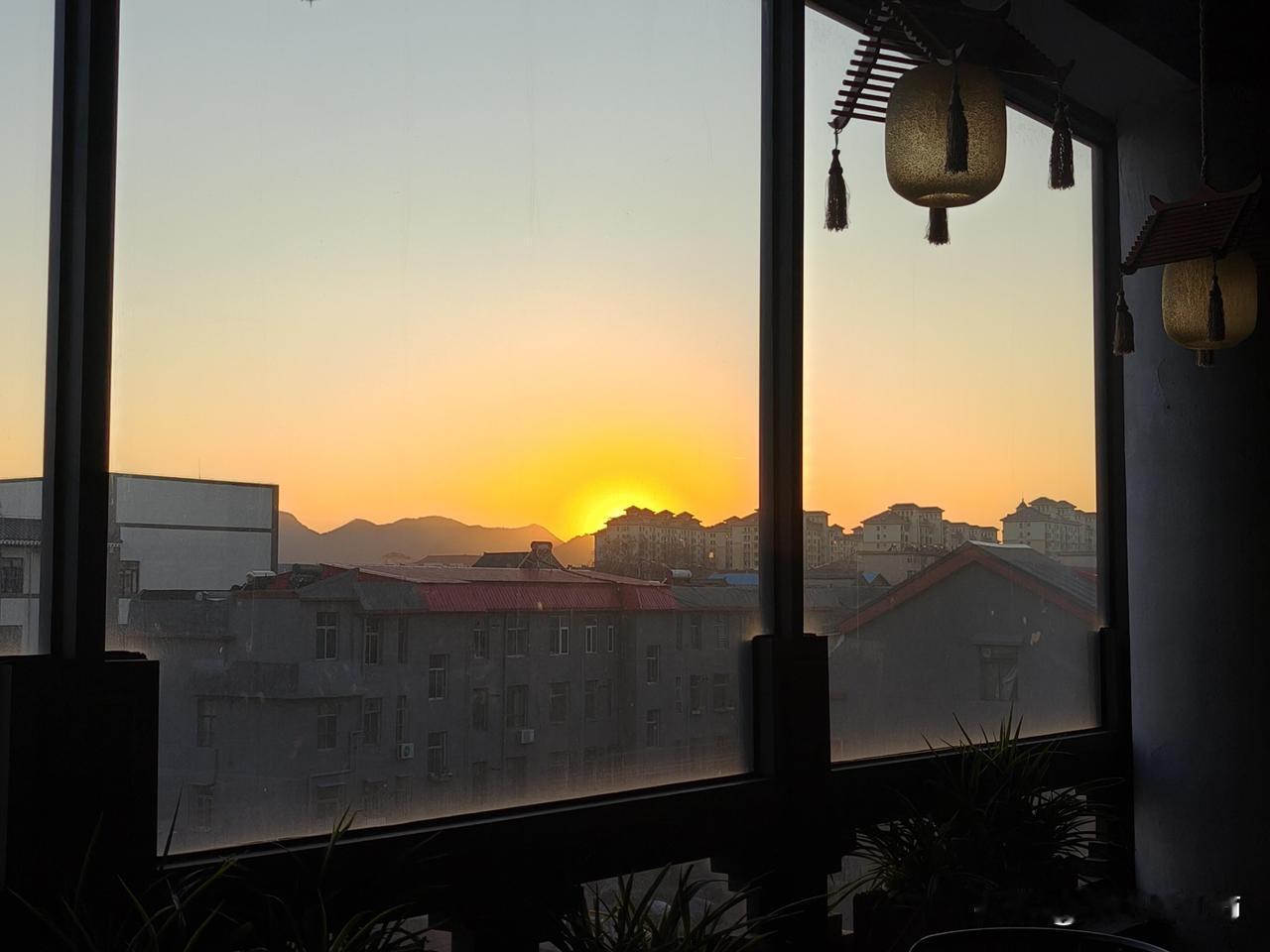 刚毕业那年以为因为是应届毕业生不好找工作，就另辟蹊径去国企名下物业子公司做客服做