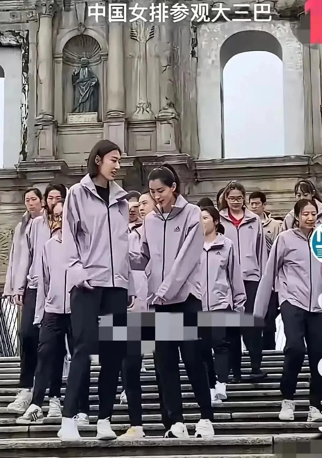 一众惹眼的女排姑娘中，首先看到的不是前排的王媛媛与刁琳宇，而是后排最左侧低调的朱