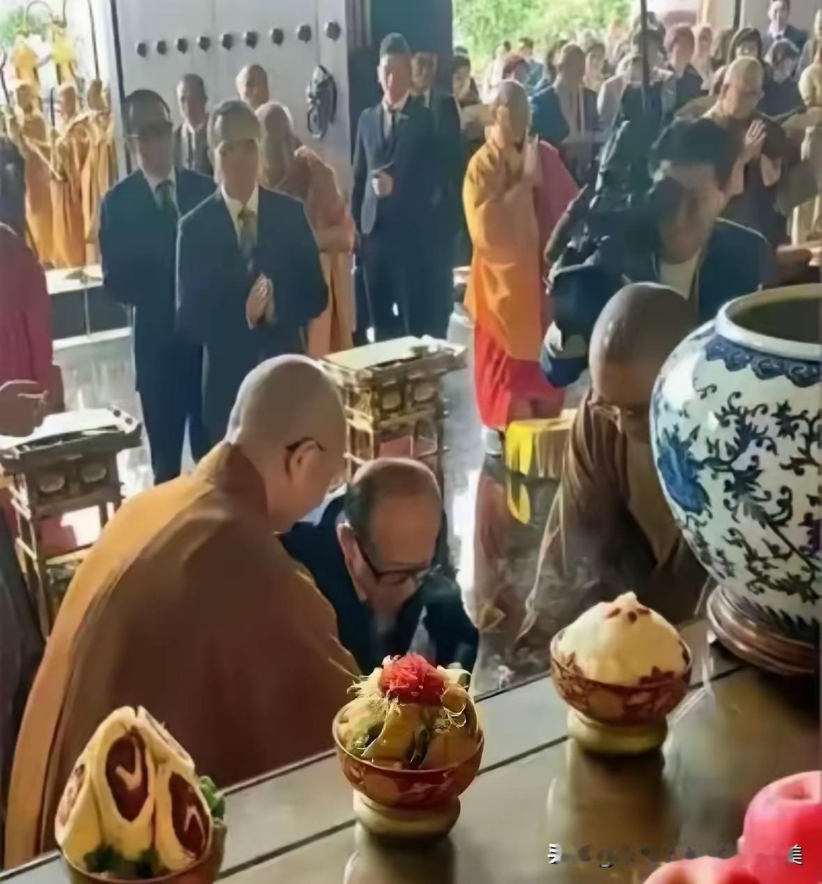 刚才在某博刷到一条曾经的亚洲首富李嘉诚在某寺庙烧香拜佛的图片，让我没想到的是评论