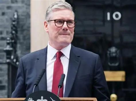 英首相来华谈合作，
俄却提前喊小心，
这波背后藏多少猫腻？ 


英国经济遇困，